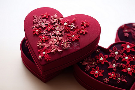 心形盒子，上面有花卉和鲜花情人节