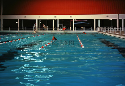 游泳池人多背景图片_在哈洛的 ems 泳池游泳