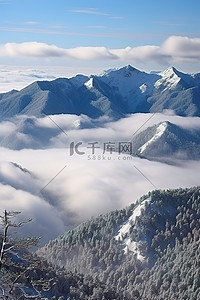 云雾缭绕的雪山山谷图片