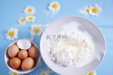 抹茶蛋黄酥背景图片_一碗面粉，上面有鸡蛋和蛋黄