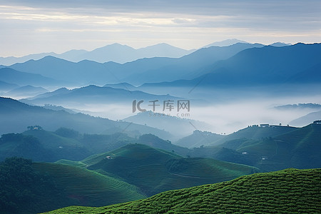 中国常熟省的山景和雾气笼罩的农场