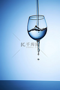 落背景图片_酒杯在水下滴落