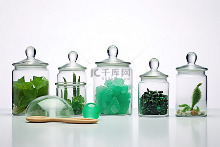 几个玻璃罐子里装有小罐子的绿色药草和肥皂