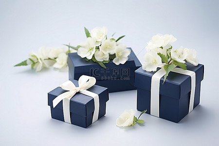 海军蓝和白色礼盒，配以白色花朵作为礼物