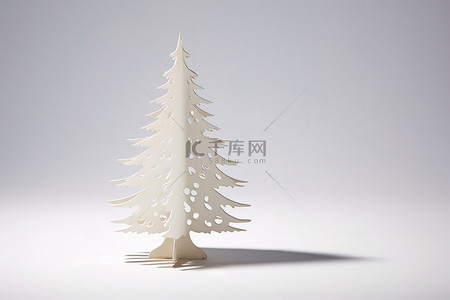 白色的圣诞树背景图片_背景上摆着一棵白色的小圣诞树