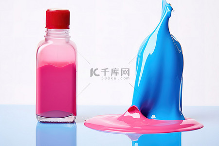 一个蓝色瓶子和一个粉色瓶子的指甲油