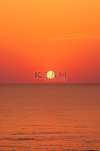 大海和夕阳落在橙色的水体上