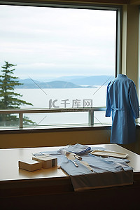 男人衬衫背景图片_一个穿着蓝色夹克的男人在一个可以看到海景的房间里