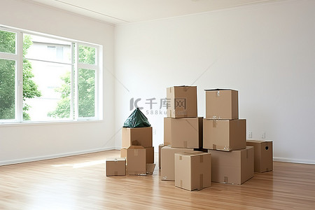 人在箱子里背景图片_在小公寓的空房间里搬箱子