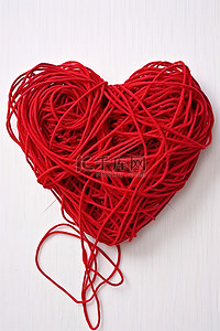 红色纱线结和麻线，用钩针编织出一颗心