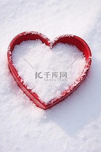 照片雪背景图片_红心形粉碗里的雪 照片