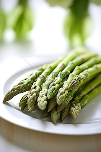 食品蔬菜食物背景图片_白盘上的新鲜芦笋矛