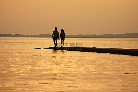 两个人站在水边