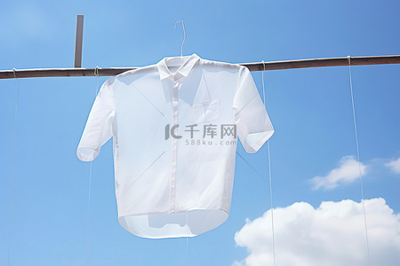 吊瓶杆子背景图片_一件白衬衫挂在云天的两根杆子之间