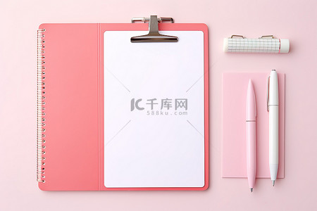 粉色的笔背景图片_剪贴板+纸夹板+粉色笔记本笔