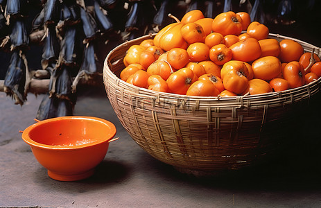 一篮子亮橙色的瓜坐在一罐辣椒前面