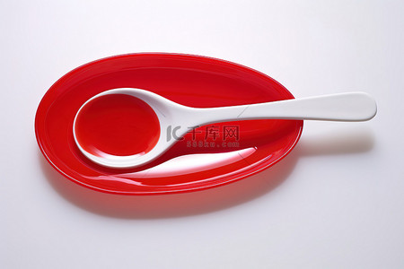 一个带有红色盘子的勺子