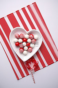 红色盘子背景图片_盘子上有红色和白色糖果的甜心笔记