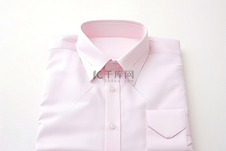 白衬衫背景图片_一件粉色衬衫放在白色表面的桌子上