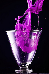 紫色粉末从玻璃杯中滴落