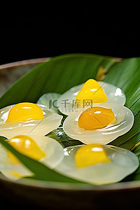 一个碗，里面装满了带有橙色花瓣的白鸡蛋