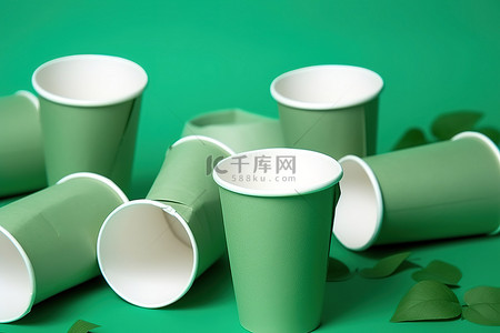绿色能源环保背景图片_带塑料回收袋的绿色纸杯