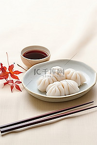白桌上放着一碗饺子，靠近一些筷子