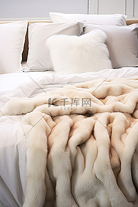 一张铺满毛皮和枕头的床