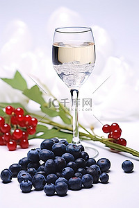 白桌上的一杯白葡萄酒和蓝莓