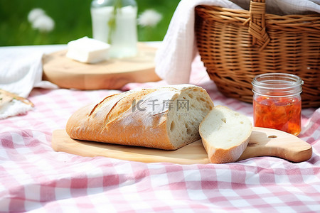 bft 野餐篮和面包在白色桌布上 wwcarta jpg