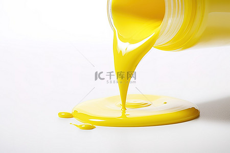 倒油瓶背景图片_一个黄色指甲油瓶，里面有黄色油漆倒出