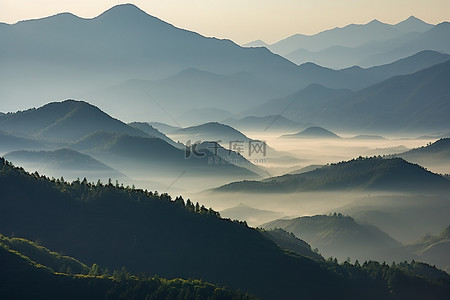 中國山背景图片_浓雾中的山景