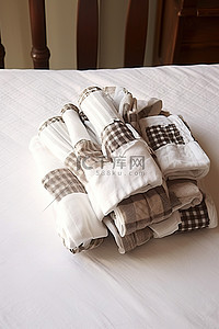 床上一条白毛巾的图像