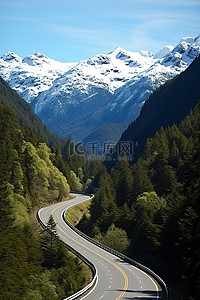 旅游雪山背景图片_一条高速公路蜿蜒穿过山林，背景是雪山