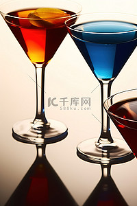 不同色调的鸡尾酒在玻璃杯中展示