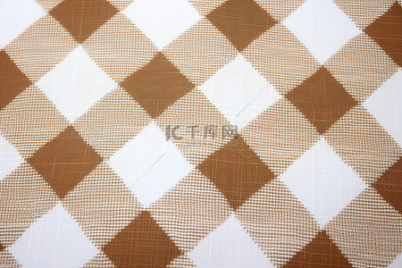 白色和棕色格子棉织物，白色格子背景