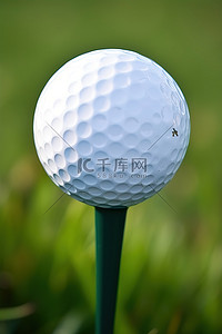 打高尔夫球模特背景图片_站在发球台上的白色高尔夫球的特写