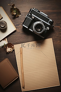 牛皮纸纹理背景图片_木桌上的老式相机纸和其他物体