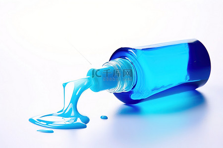 白色表面上的一个蓝色小抛光瓶