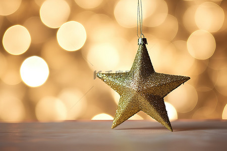 圣诞灯背景上矗立着一颗小金星装饰品
