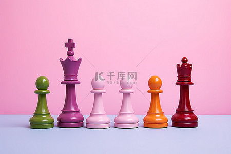 粉红色背景上的彩色棋子