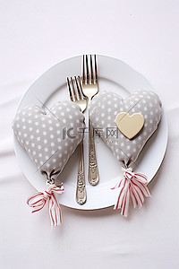 叉子和勺子背景图片_微型心形沙拉叉子和勺子