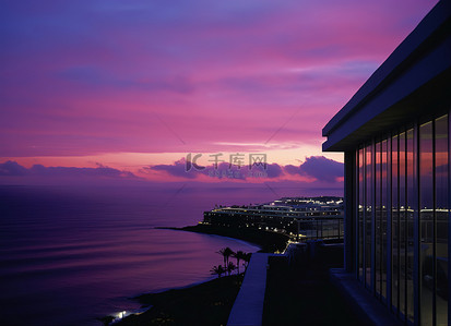 紫色的夕阳，左边是山脊，右边是海洋