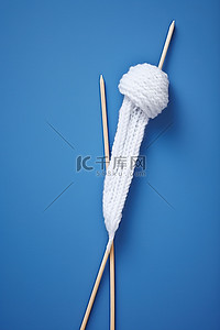 白色蓝色背景上的两根织针