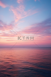紫色日落背景图片_海岸蓝色水面上的橙色粉色和紫色日落