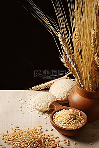 袋装糙米背景图片_糙米和小麦在木桌上
