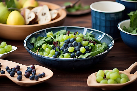健康沙拉背景图片_木盘里的沙拉和水果