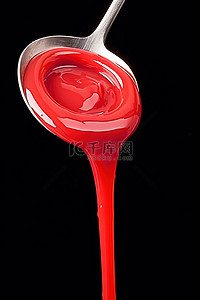 糖浆液体背景图片_里面有液体的勺子倒入红色糖果