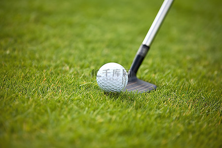 俱乐部成立背景图片_高尔夫球和俱乐部在草地上