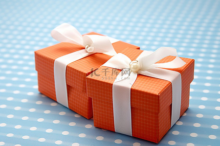 橙色格子背景图片_蓝色格子背景上的两个橙色和白色礼品盒